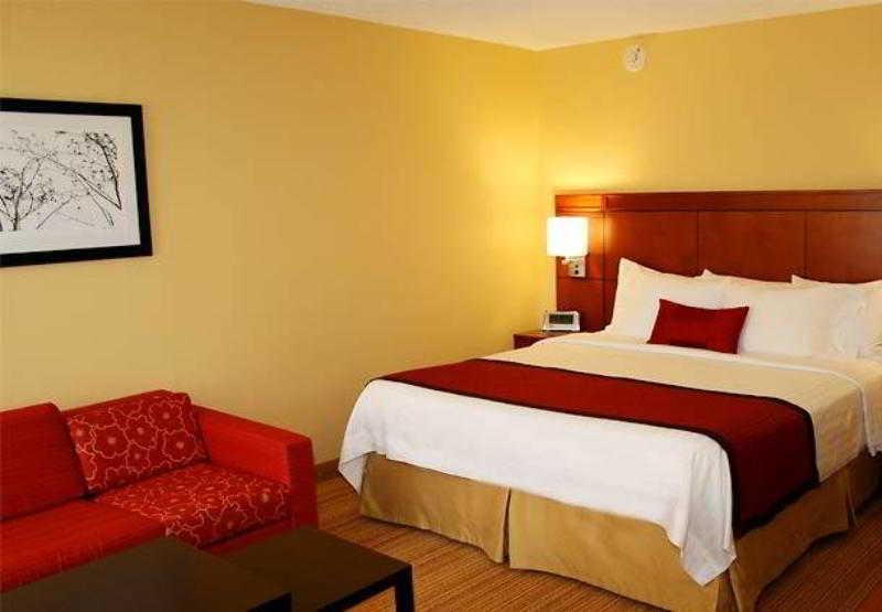 Courtyard Laredo Hotel Room photo